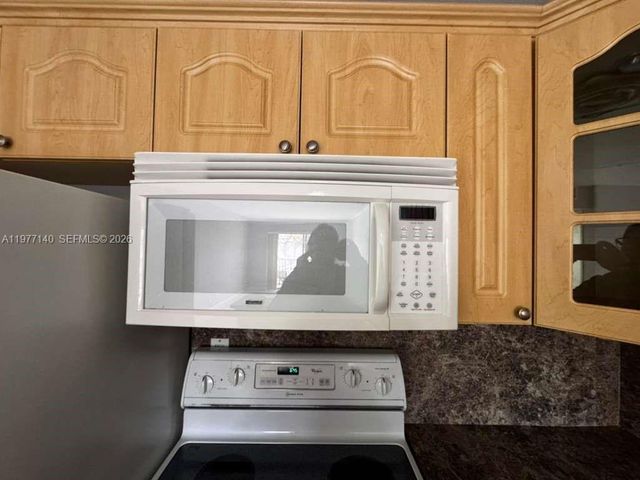 8005 Lake Dr 404, Doral, FL 33166