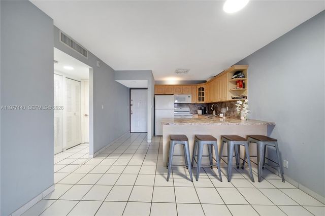 8005 Lake Dr 404, Doral, FL 33166