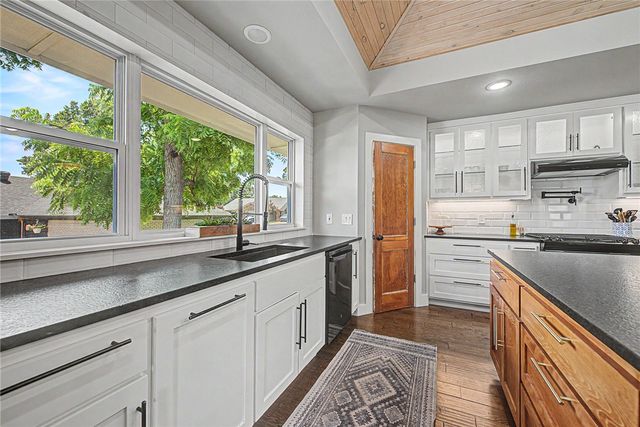 1325 Quail Run Circle, Bentonville, AR 72712