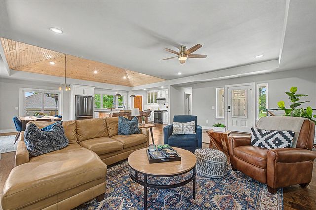 1325 Quail Run Circle, Bentonville, AR 72712