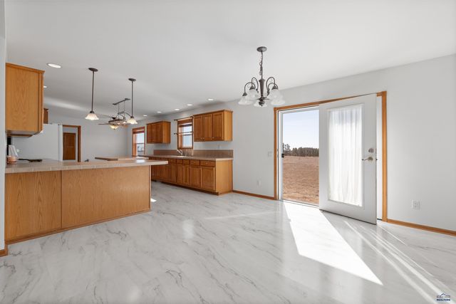 11981 MOUNTAIN LION LN, Hot Springs, SD 57747