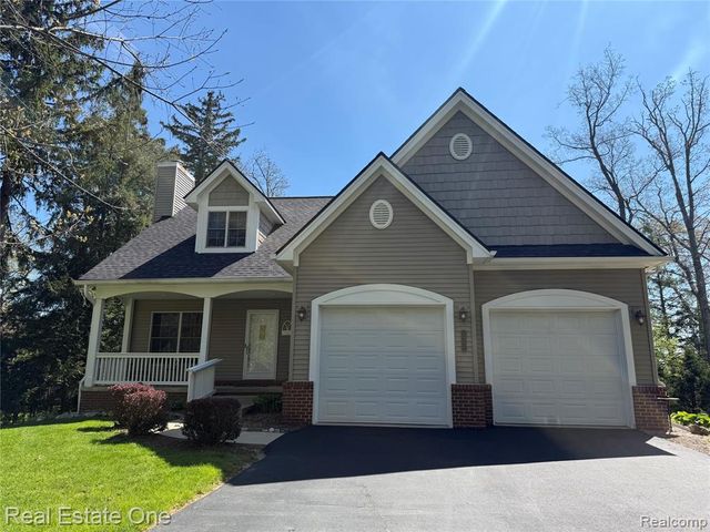 1374 Blue Heron Drive, Highland, MI 48357