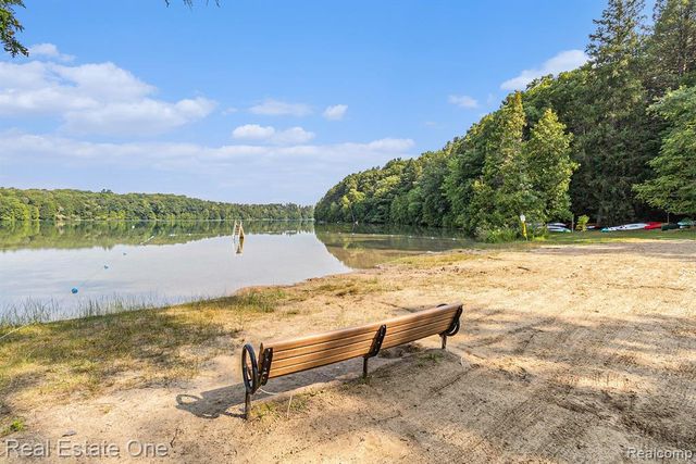 1374 Blue Heron Drive, Highland, MI 48357