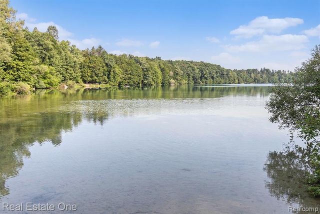 1374 Blue Heron Drive, Highland, MI 48357
