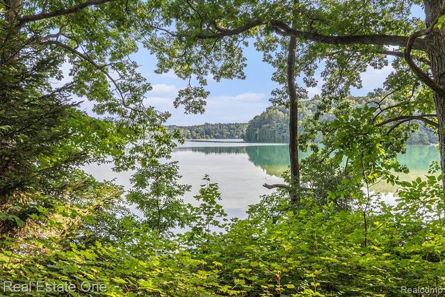 1374 Blue Heron Drive, Highland, MI 48357
