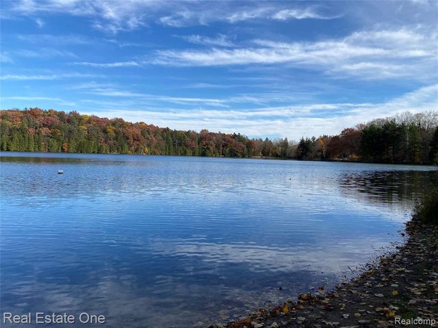 1374 Blue Heron Drive, Highland, MI 48357