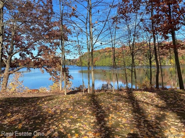 1374 Blue Heron Drive, Highland, MI 48357