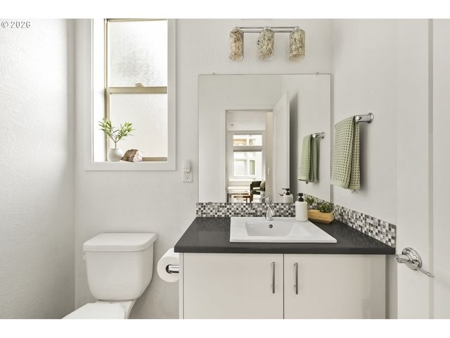 1242 N MORGAN St, Portland, OR 97217