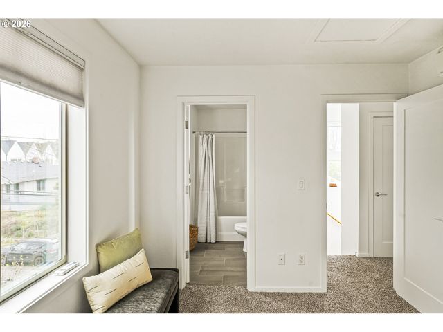 1242 N MORGAN St, Portland, OR 97217