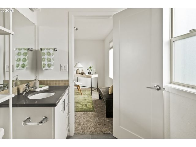 1242 N MORGAN St, Portland, OR 97217