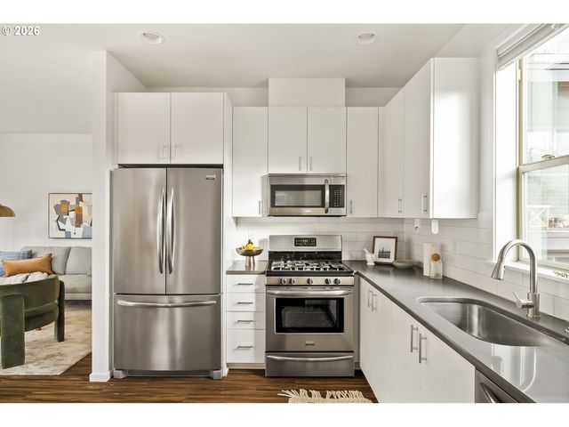 1242 N MORGAN St, Portland, OR 97217