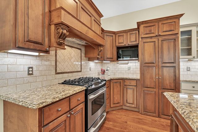 2405 N PECKHAM COURT, Wichita, KS 67228