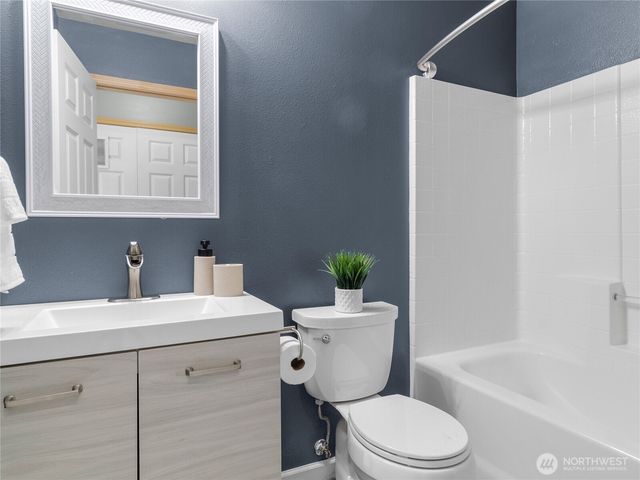 1331 Rowan Ct, Dupont, WA 98327