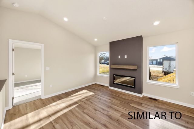 4283 Grover Woods Lane, Des Moines, IA 50317