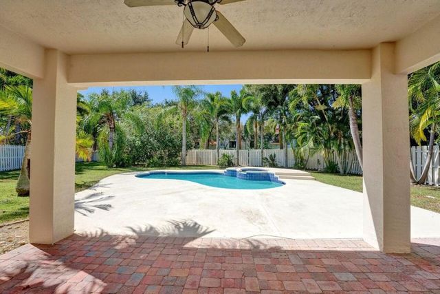 5302 Victoria Circle, West Palm Beach, FL 33409