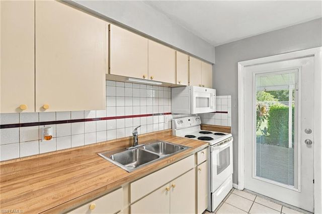 7 Dutch Iris LN, Lehigh Acres, FL 33936