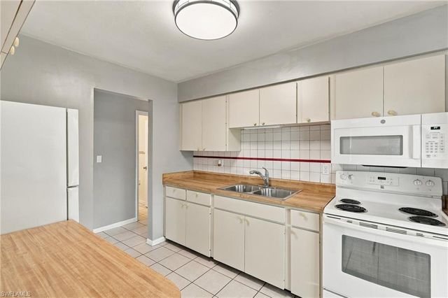 7 Dutch Iris LN, Lehigh Acres, FL 33936