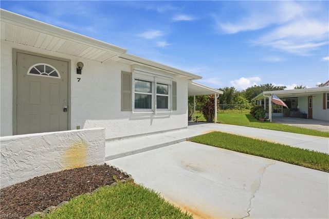 7 Dutch Iris LN, Lehigh Acres, FL 33936