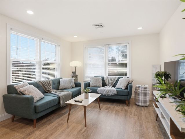 149 Pleasant St 2, Marblehead, MA 01945