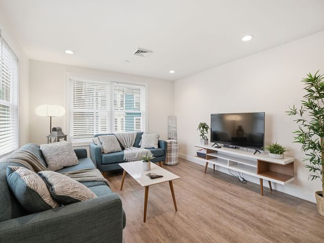 149 Pleasant St 2, Marblehead, MA 01945