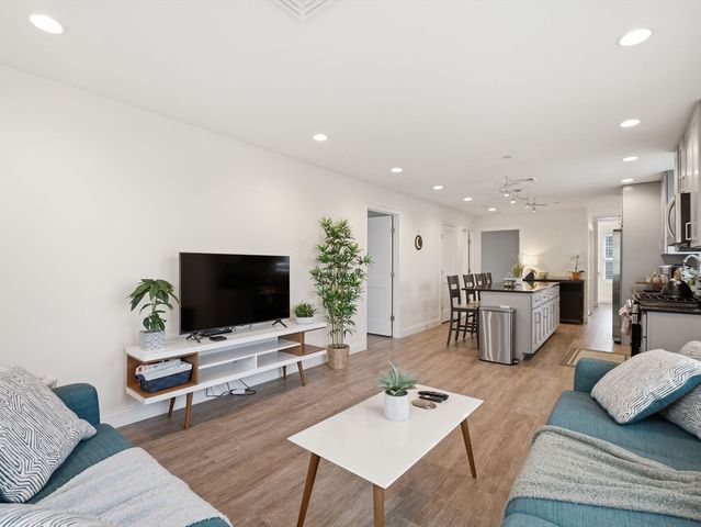 149 Pleasant St 2, Marblehead, MA 01945