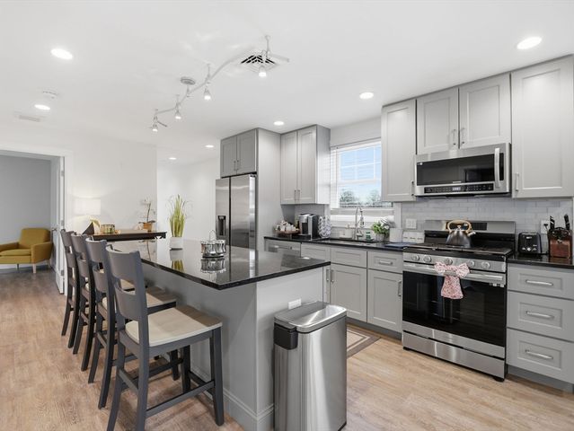 149 Pleasant St 2, Marblehead, MA 01945