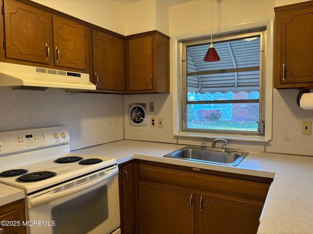 89 Fairway Lane C, Whiting, NJ 08759