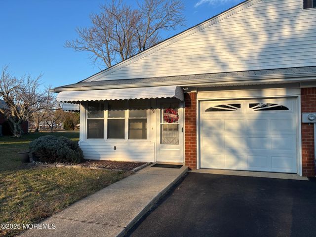 89 Fairway Lane C, Whiting, NJ 08759