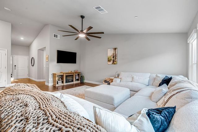 2424 Las Rosas Avenue, Clovis, CA 93619