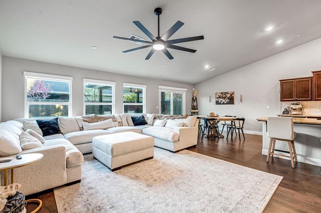 2424 Las Rosas Avenue, Clovis, CA 93619