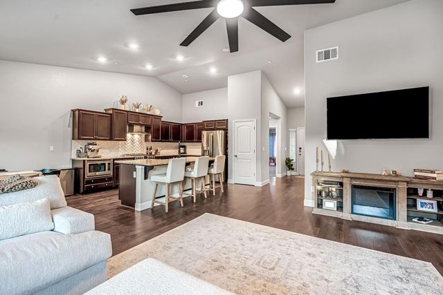 2424 Las Rosas Avenue, Clovis, CA 93619