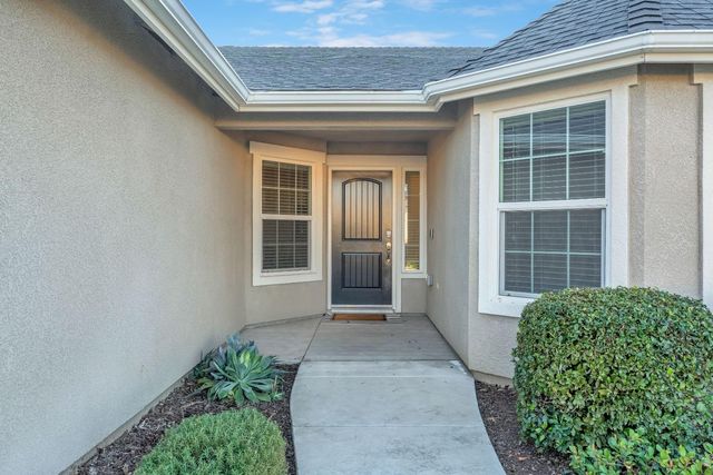 2424 Las Rosas Avenue, Clovis, CA 93619