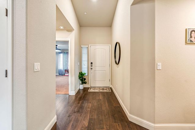 2424 Las Rosas Avenue, Clovis, CA 93619