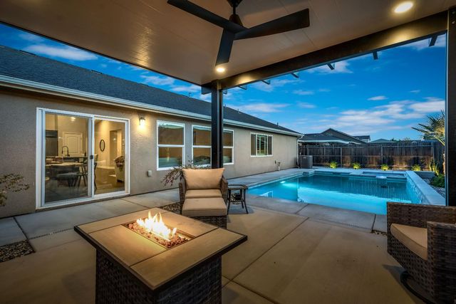 2424 Las Rosas Avenue, Clovis, CA 93619