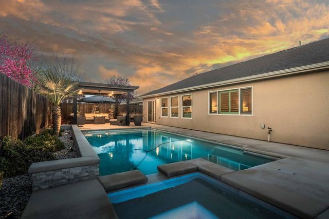 2424 Las Rosas Avenue, Clovis, CA 93619