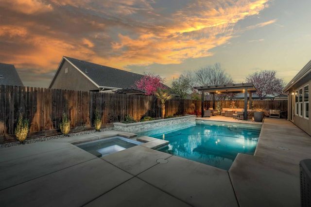 2424 Las Rosas Avenue, Clovis, CA 93619