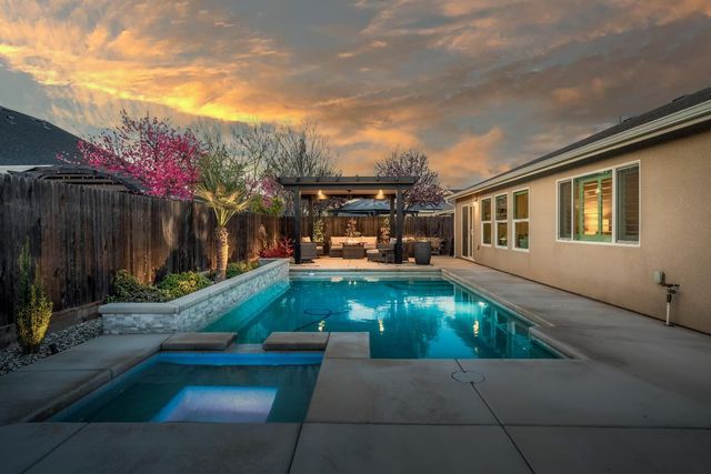 2424 Las Rosas Avenue, Clovis, CA 93619