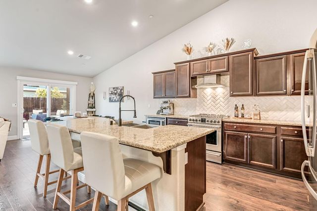 2424 Las Rosas Avenue, Clovis, CA 93619