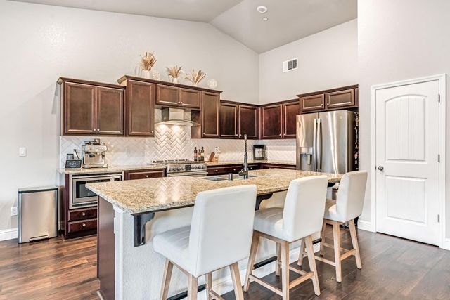 2424 Las Rosas Avenue, Clovis, CA 93619