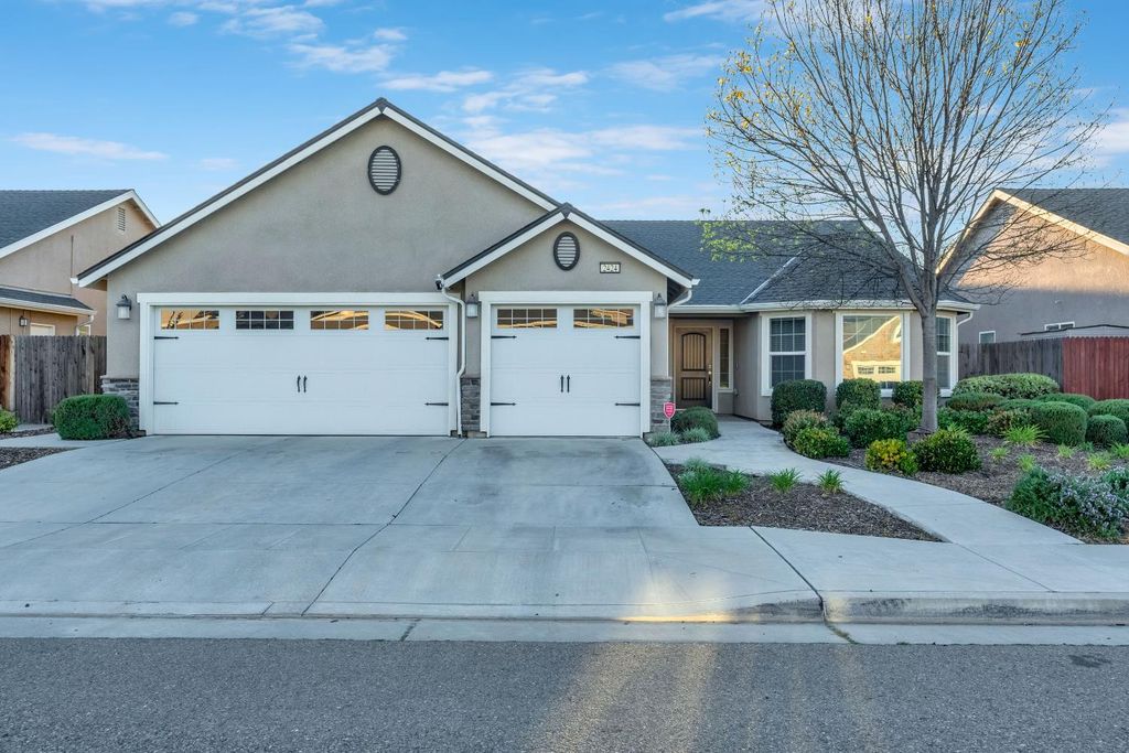 2424 Las Rosas Avenue, Clovis, CA 93619