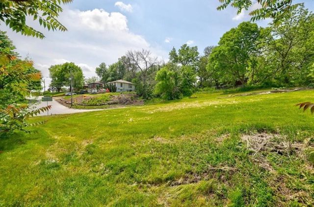 6 Hartford Avenue, Des Moines, IA 50315