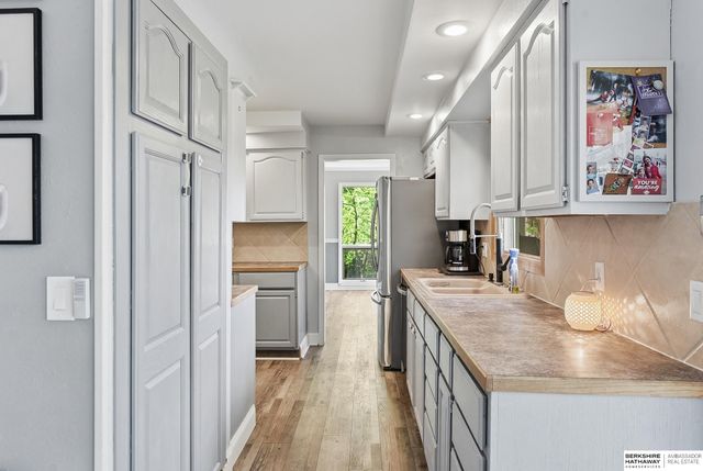 909 Ridgewood Court, Bellevue, NE 68005