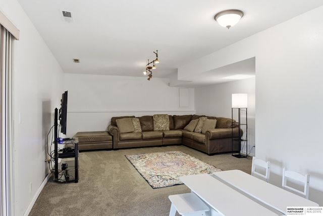 909 Ridgewood Court, Bellevue, NE 68005