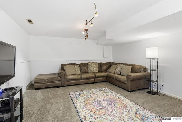 909 Ridgewood Court, Bellevue, NE 68005