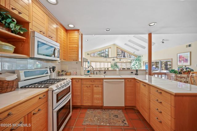 4 Forest Court, Morganville, NJ 07751