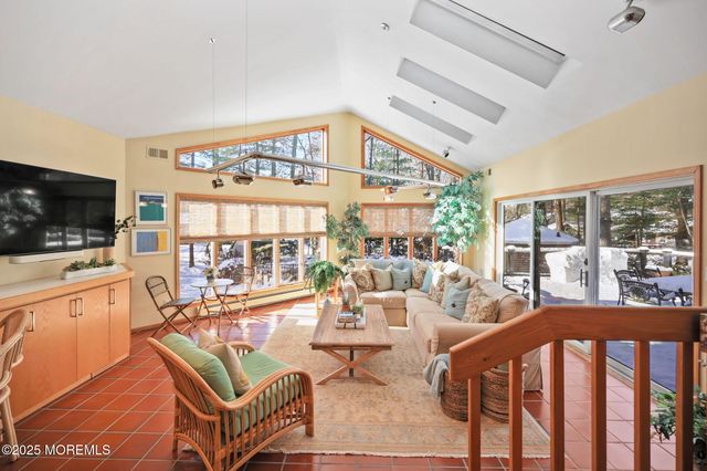 4 Forest Court, Morganville, NJ 07751