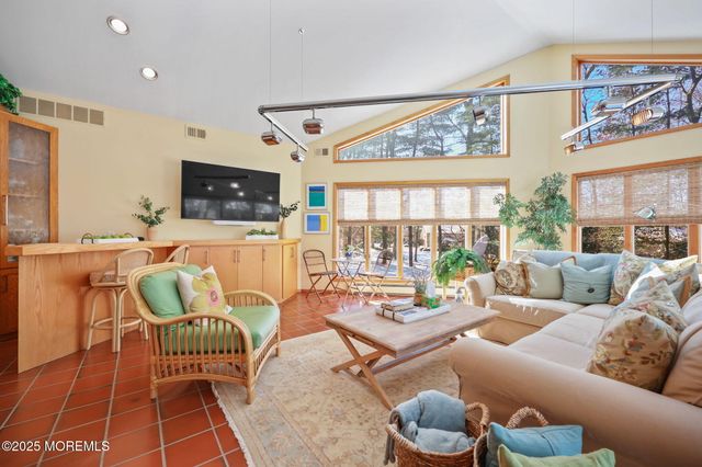 4 Forest Court, Morganville, NJ 07751