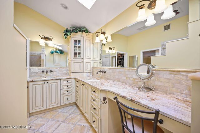 4 Forest Court, Morganville, NJ 07751