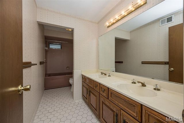 336 Hackmann Lane, Creve Coeur, MO 63141