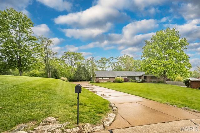 336 Hackmann Lane, Creve Coeur, MO 63141